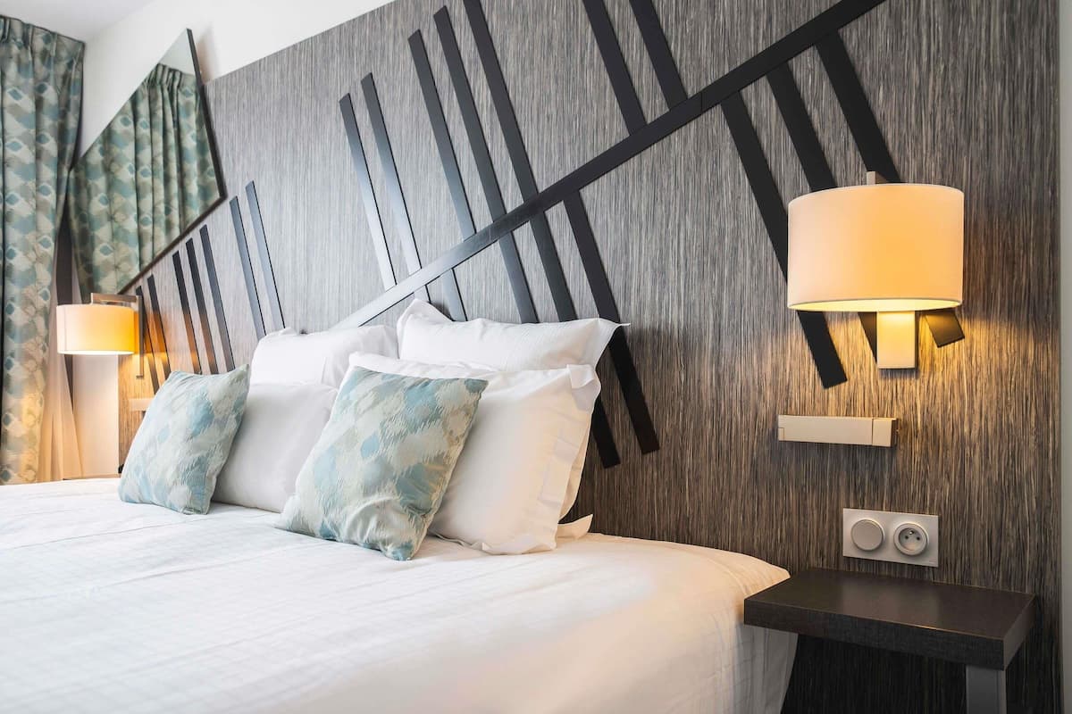 Habitación clásica, 1 cama matrimonial | Ropa de cama de alta calidad y caja de seguridad en la habitación