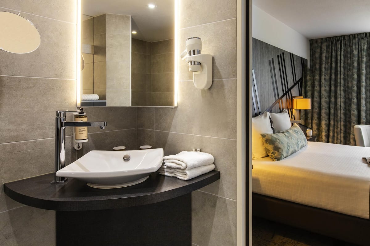 Habitación clásica, 1 cama matrimonial | Ropa de cama de alta calidad y caja de seguridad en la habitación