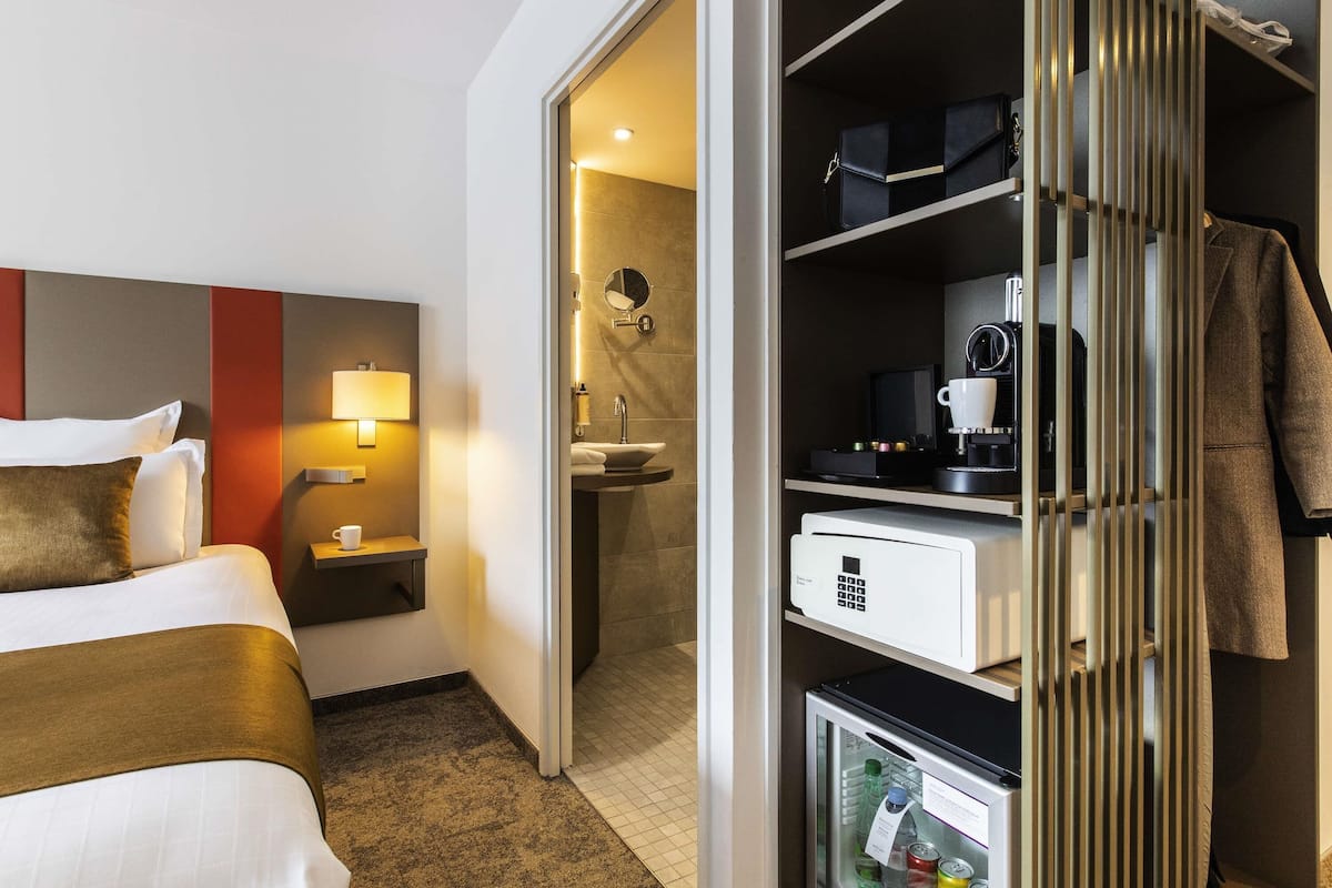 Premium bedding, in-room safe, individually decorated