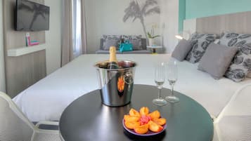 Habitación estándar, 1 cama doble con sofá cama | Ropa de cama de alta calidad, caja fuerte, cortinas opacas