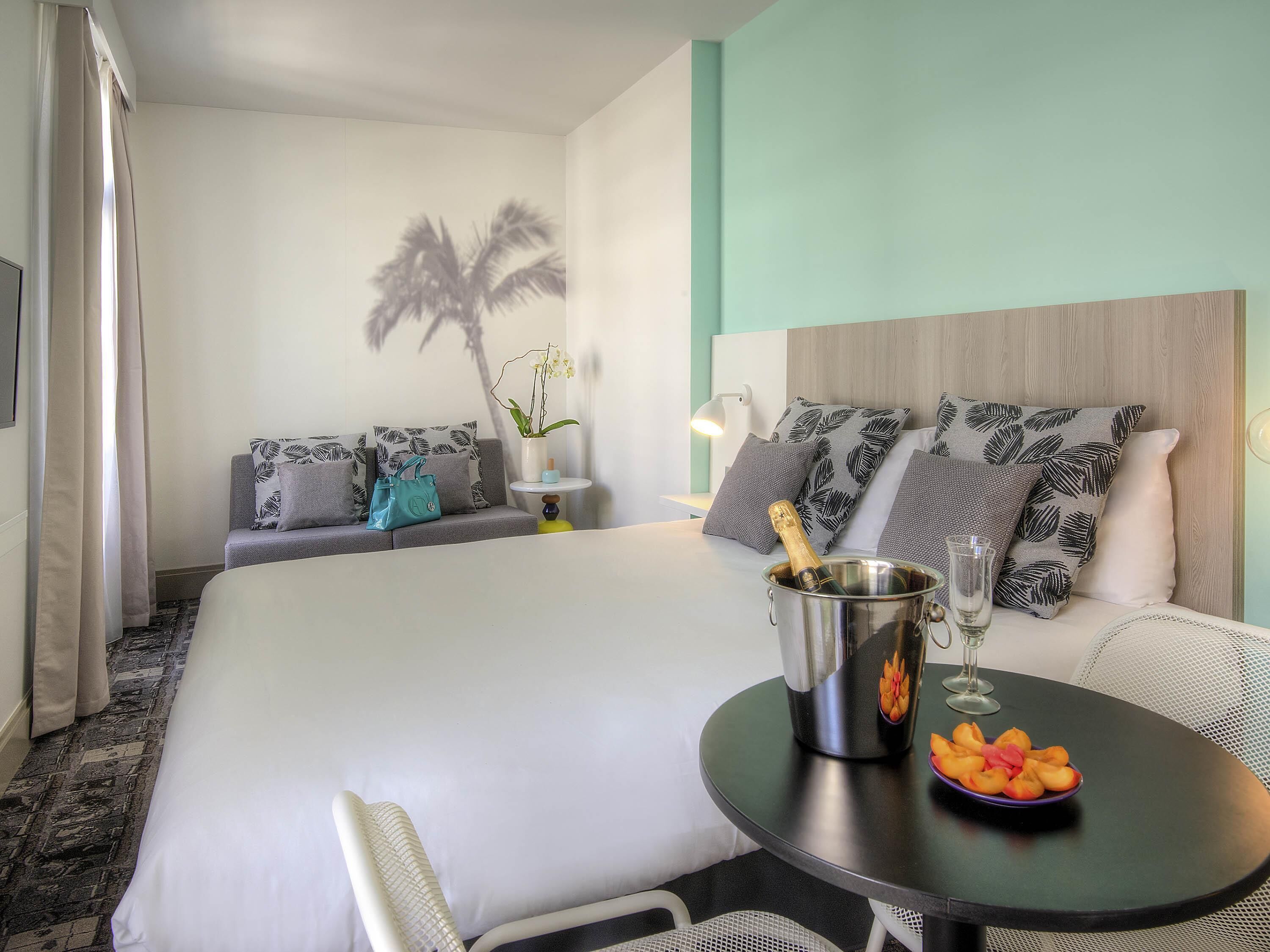 Habitación estándar, 1 cama matrimonial y sofá cama | Ropa de cama de alta calidad y caja de seguridad en la habitación 