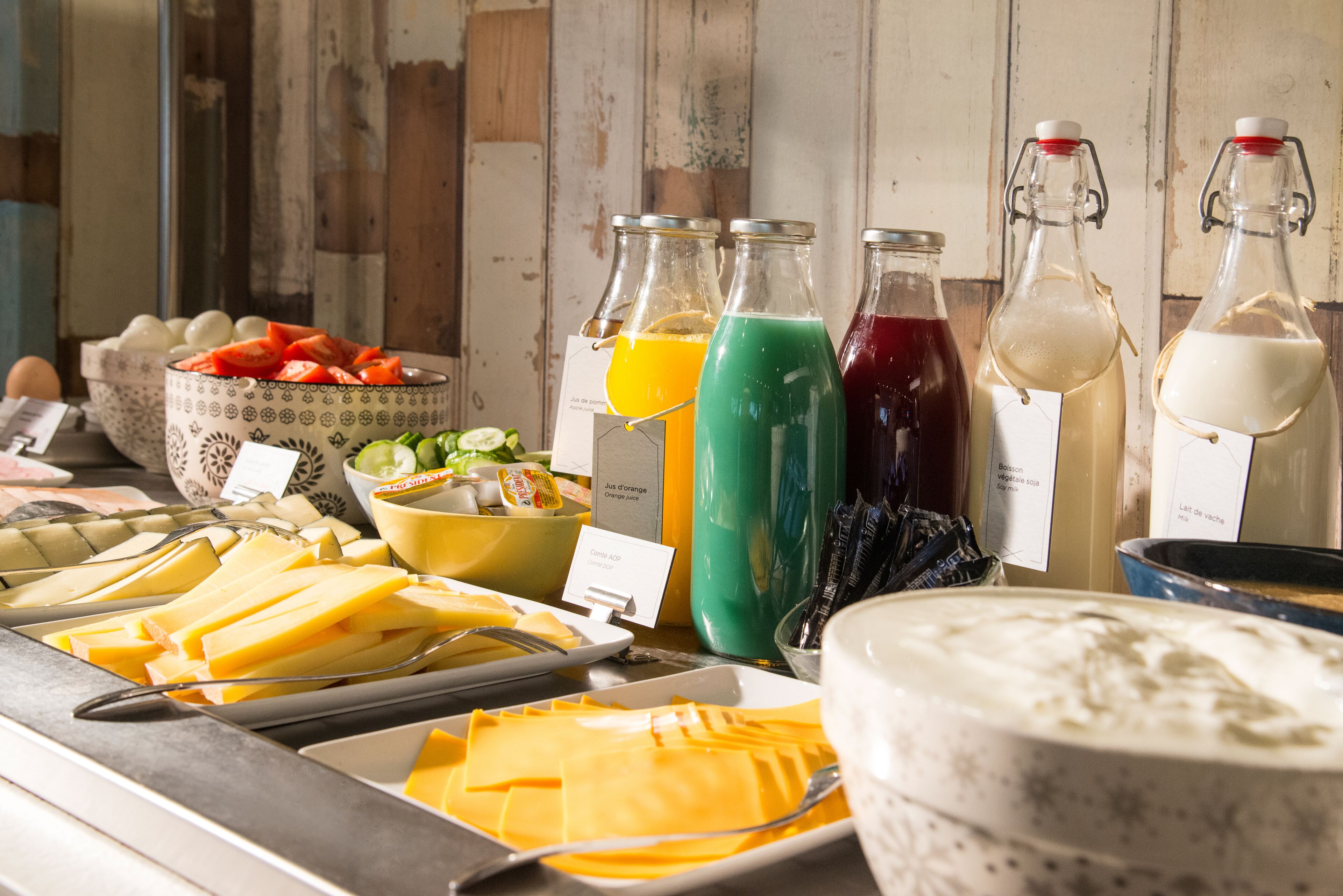 Un bufé con diversos alimentos y bebidas.