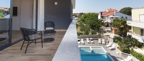 Deluxe dubbelrum - 1 kingsize-sÀng - utsikt mot poolen | Terrass/Patio