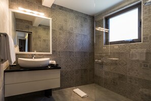 Deluxe-Doppelzimmer, 1 King-Bett, Poolblick | Badezimmer
