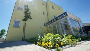 En gul bygning med et skilt, hvor der står "VILLA LIBURNUM".