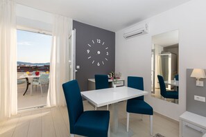 Sengetøy av topp kvalitet, safe på rommet, skrivebord og lydisolert