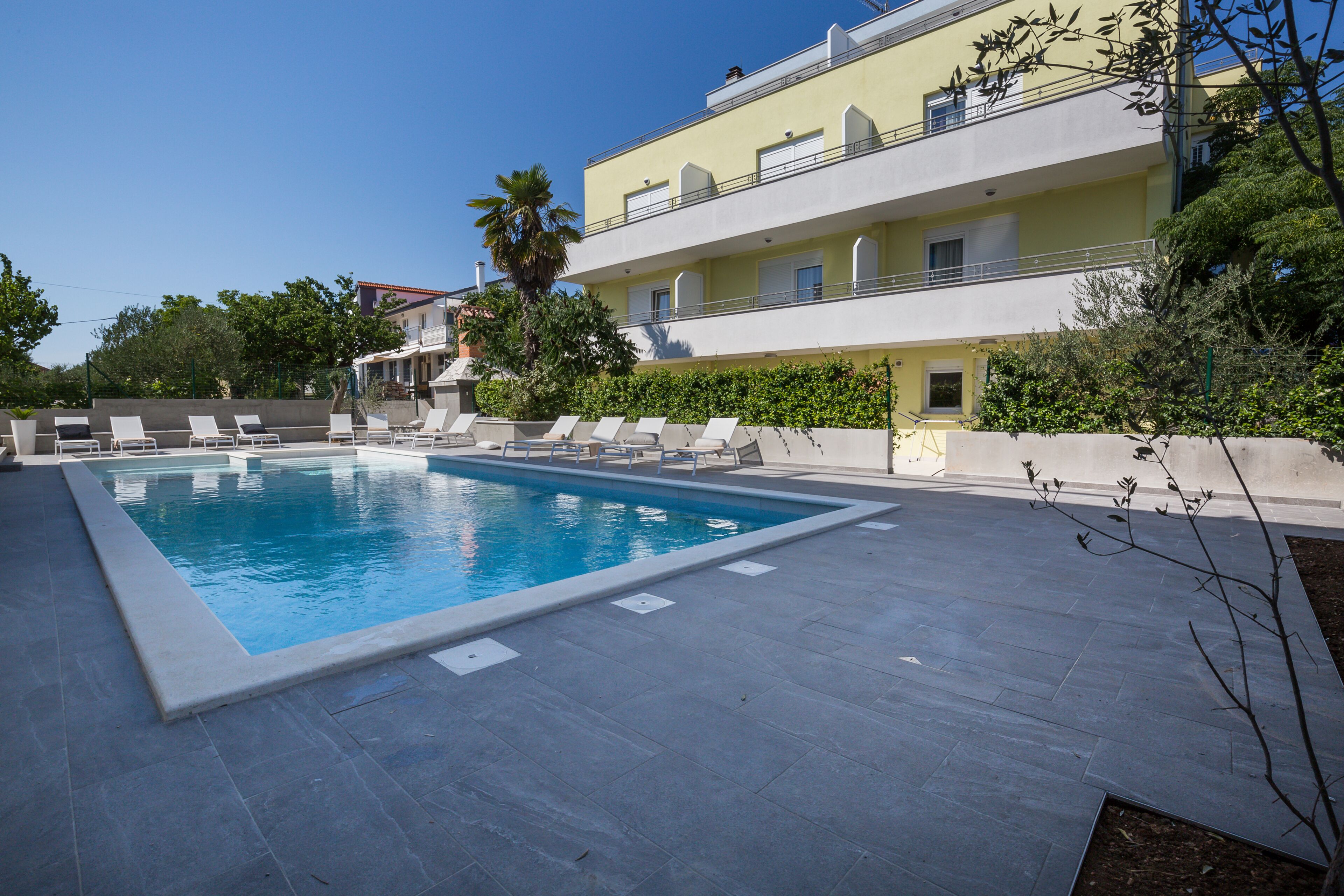 حمّام سباحة خارجي موسمي