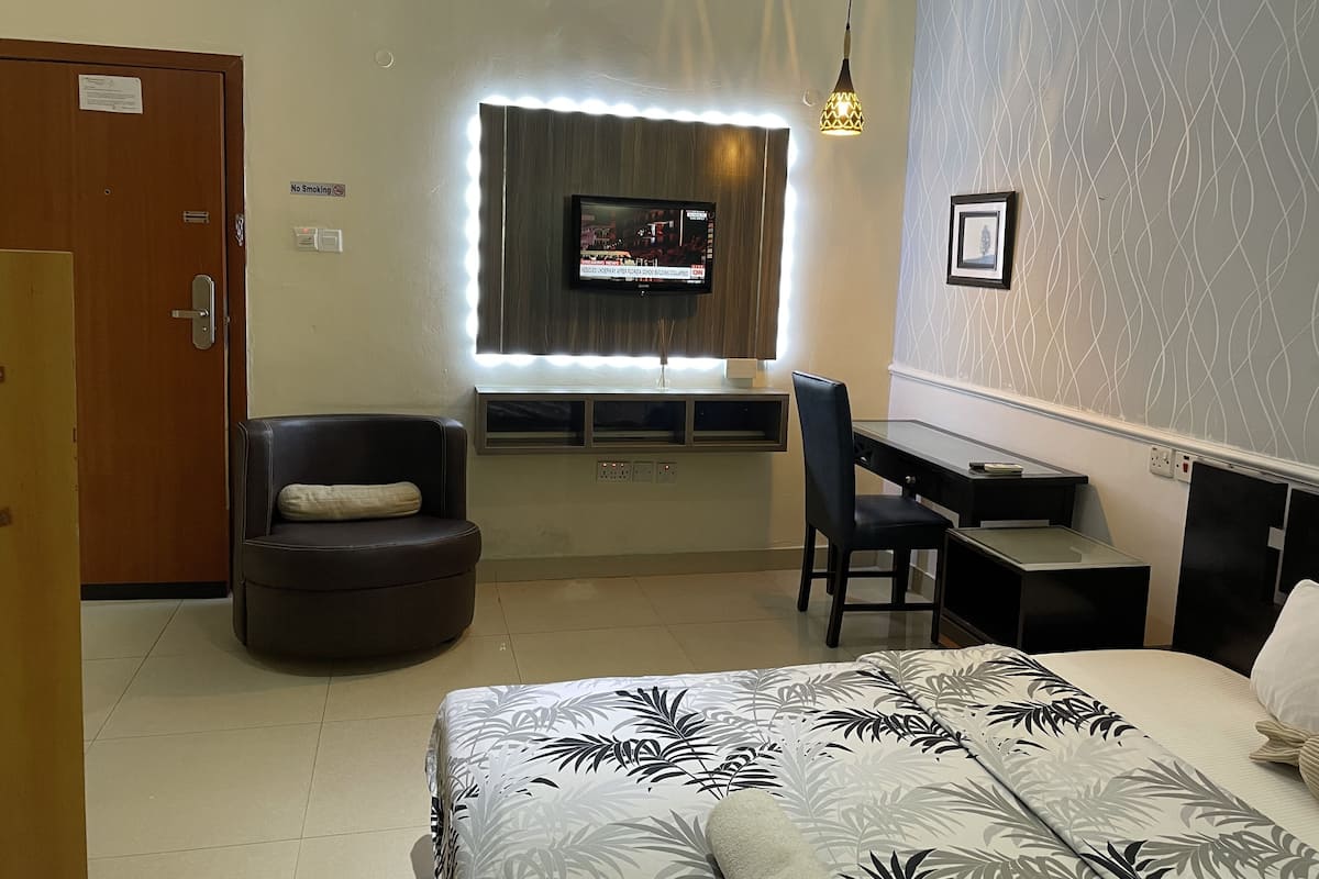 Premier Studio, 1 Queen Bed, Non Smoking, Refrigerator & Microwave | Living area