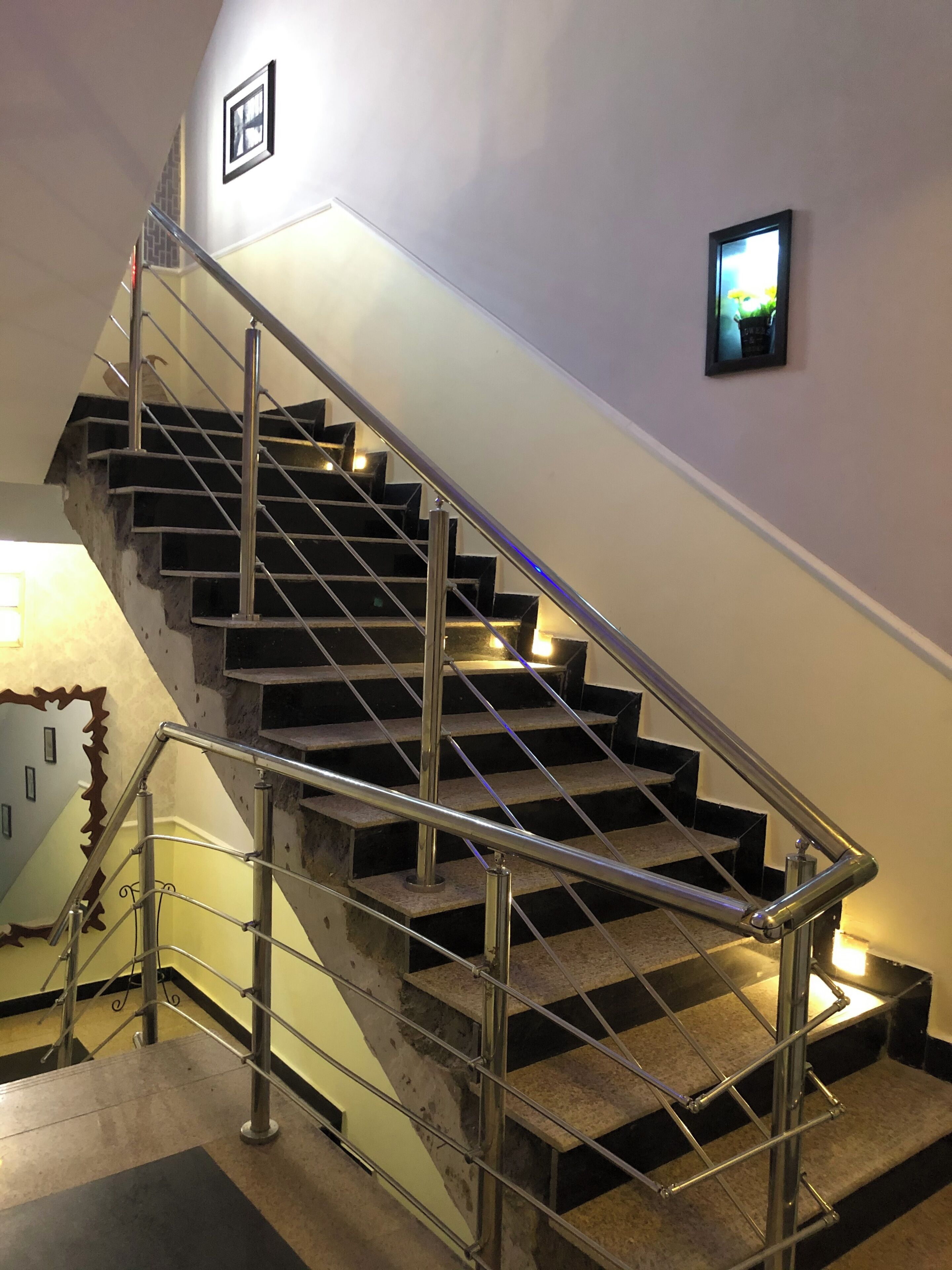 Una escalera con barandillas y pasamanos que lleva a un piso superior.