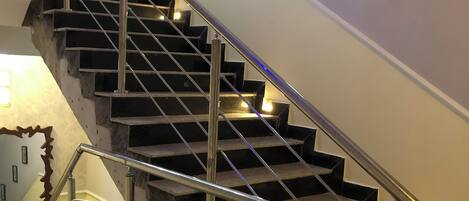 Una escalera con barandillas y pasamanos que lleva a un piso superior.