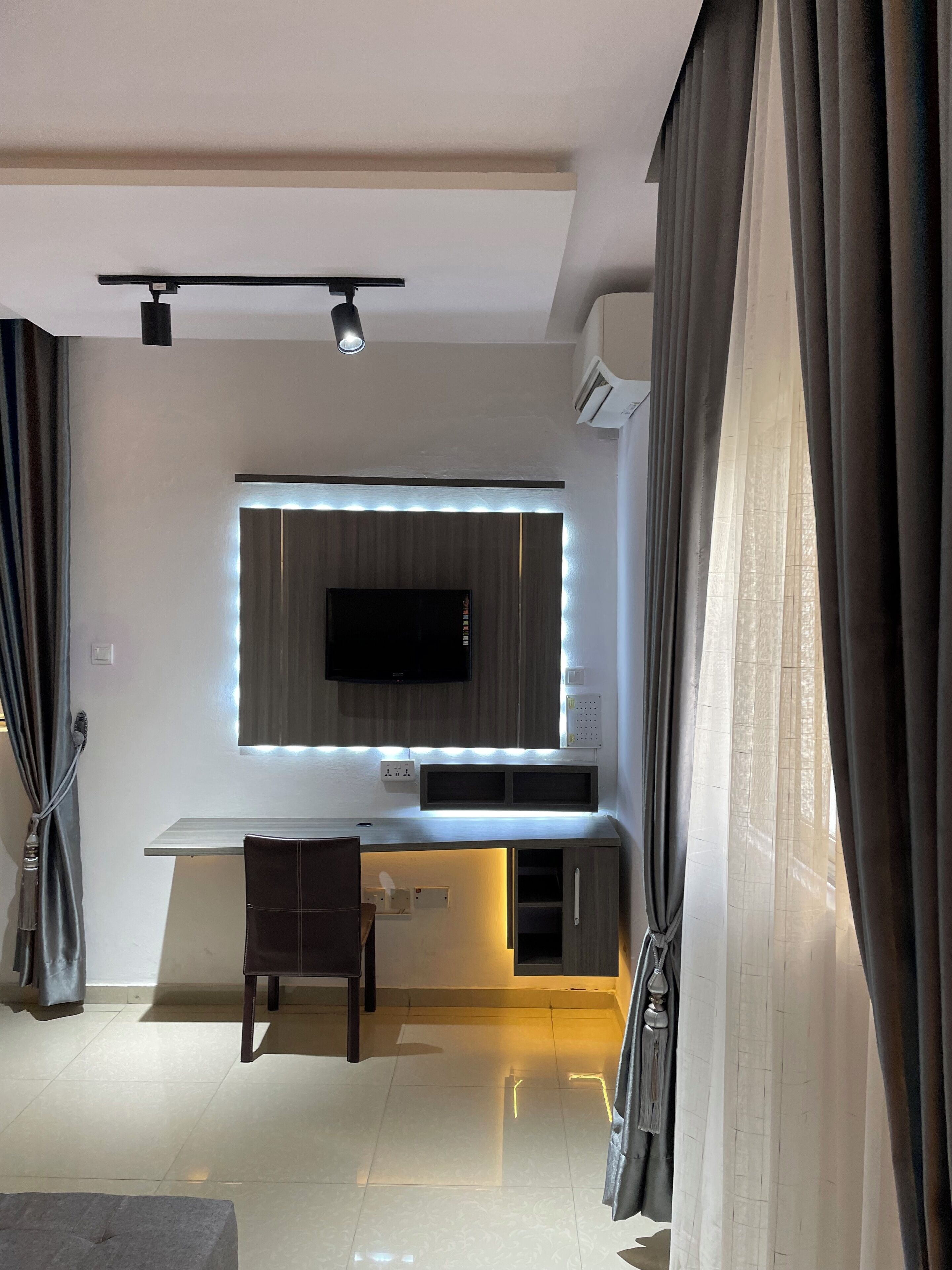 Ein modernes Schlafzimmer mit einem großen Bett, einem Nachttisch und einem Beistelltisch.