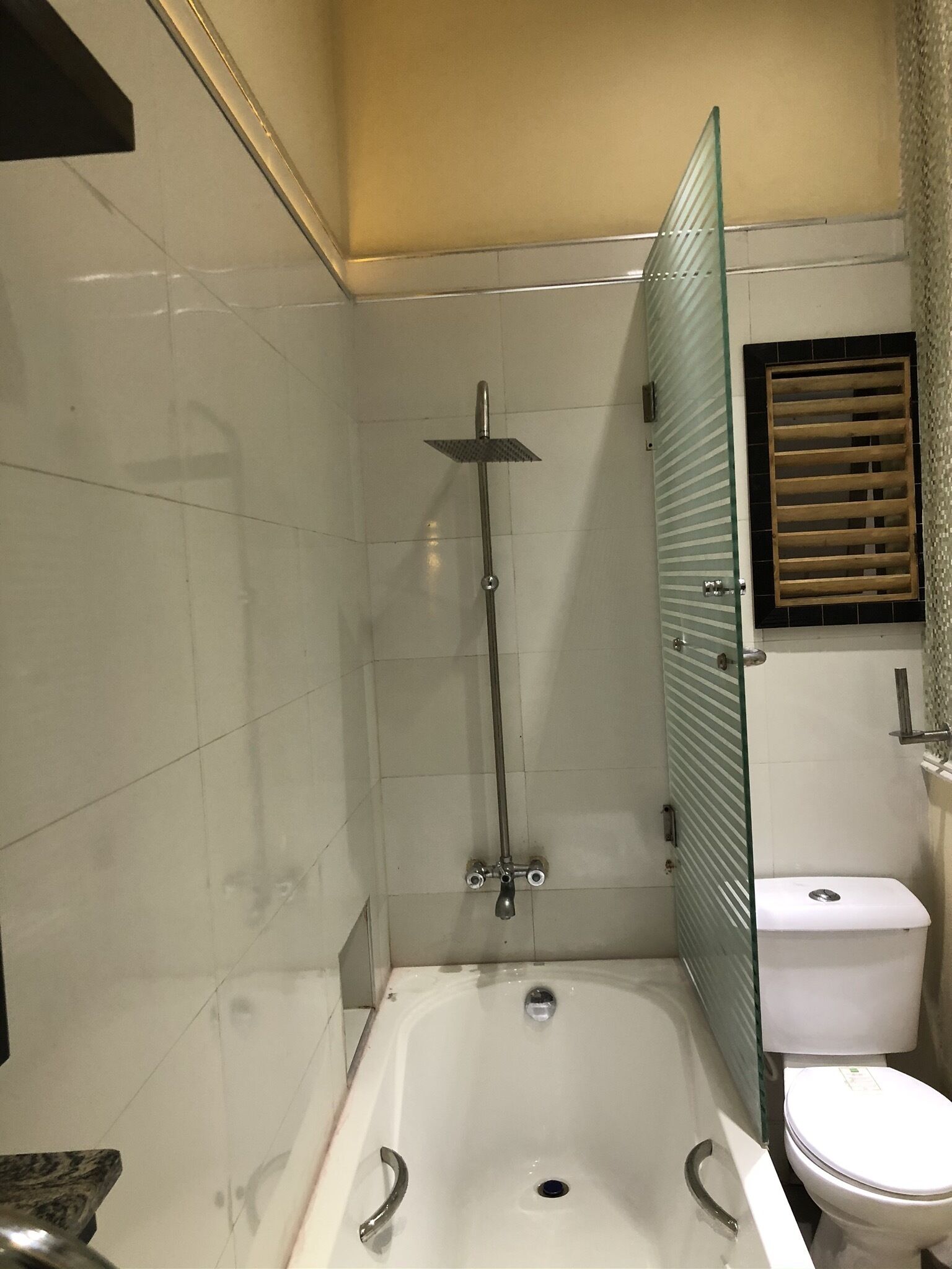 Une salle de bain avec une baignoire, des toilettes et une douche.