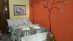 House, 2 Bedrooms, Private Bathroom (Max 8 people) | 1 bedroom, in-room safe, individually decorated, individually furnished - Chácara Santa Bárbara (Manaus)