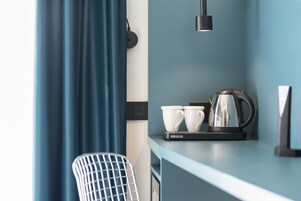 Ropa de cama de alta calidad, minibar, caja fuerte y escritorio