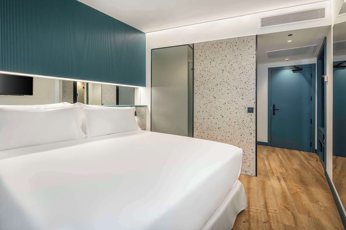 Peralatan tempat tidur premium, bar mini, peti besi dalam bilik, meja