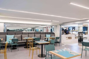 Se ofrece un desayuno bufé (13 EUR por persona)