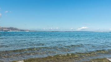 En la playa y playa de arena blanca