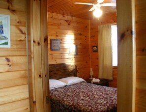 Standard-Ferienhaus, 2 Schlafzimmer, Buchtblick | 1 Schlafzimmer, individuell dekoriert, individuell eingerichtet