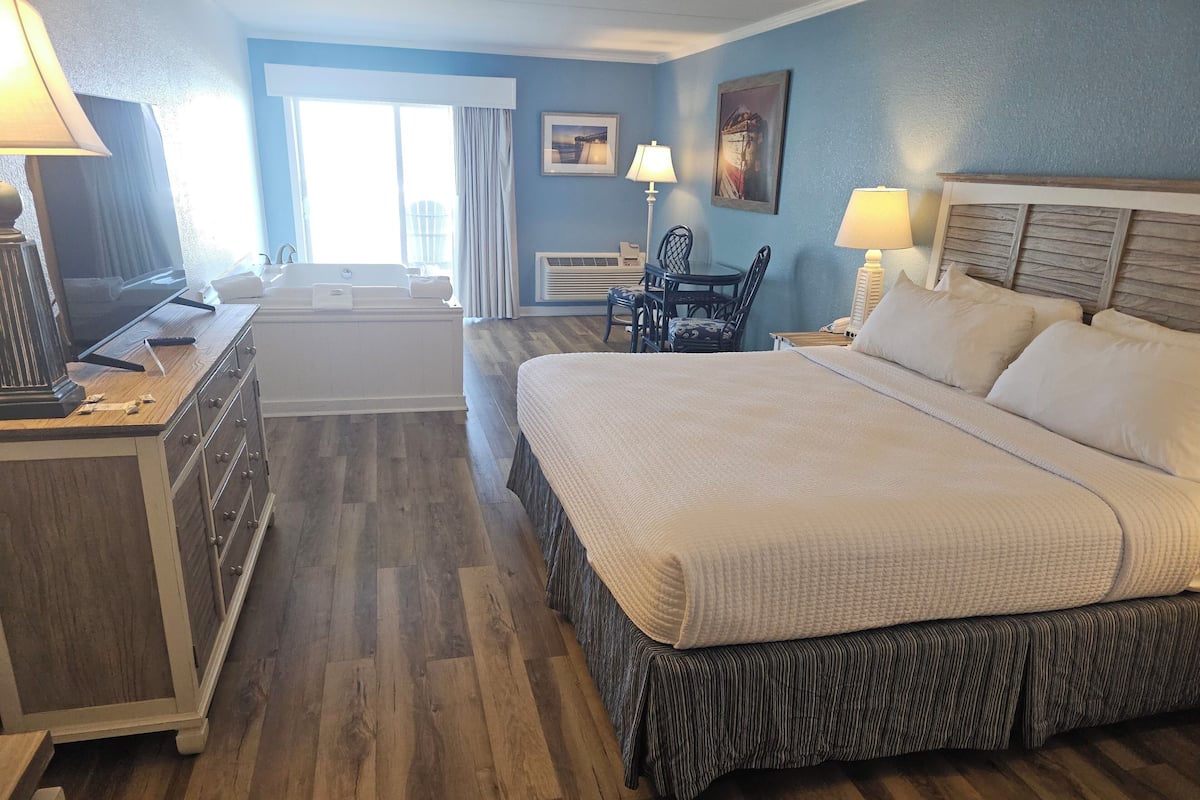 Ocean Front Junior Honeymoon | 1 bedroom, in-room safe, individually decorated, blackout drapes