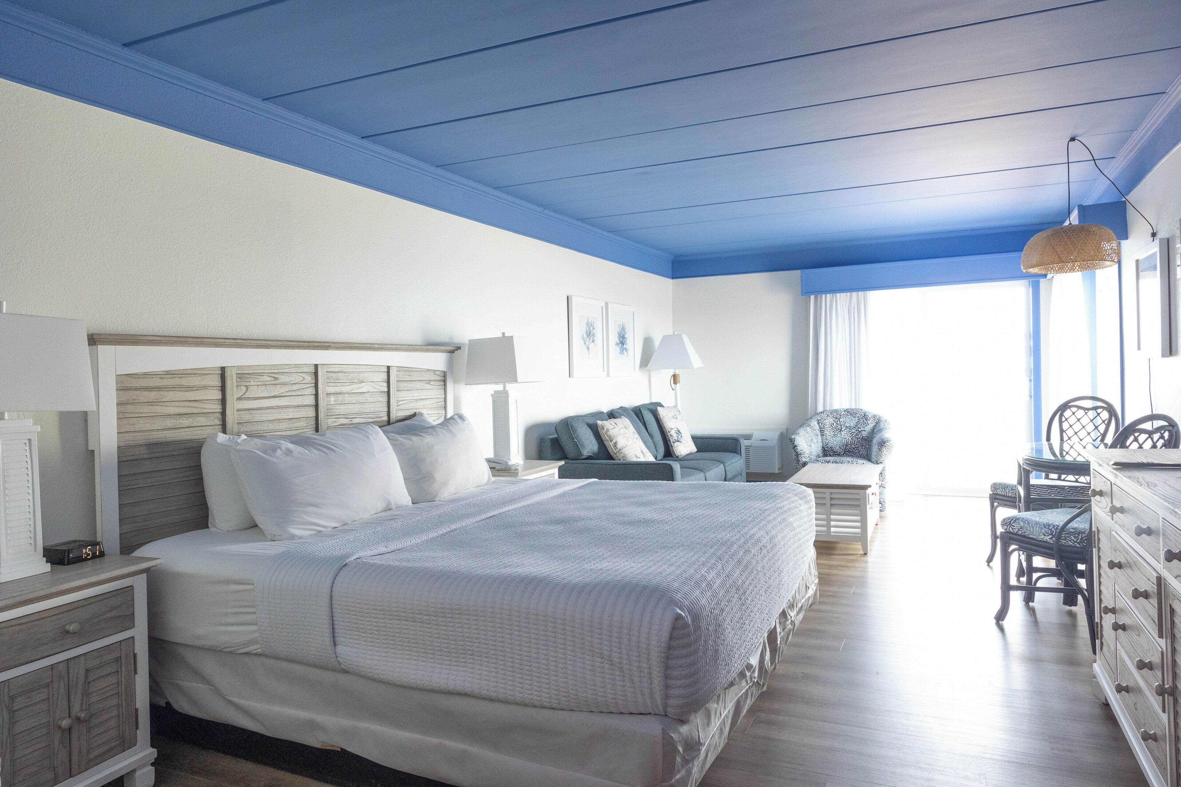 Una camera da letto con un letto grande, comodini, una scrivania e una sedia.