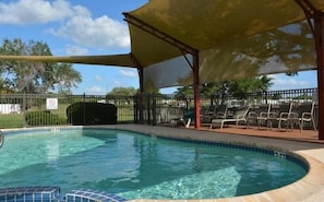 Una piscina al aire libre