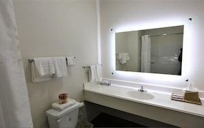 Combined shower/tub, free toiletries, hair dryer, towels