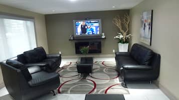 Televisión LCD de 42 pulgadas con canales por cable, una televisión