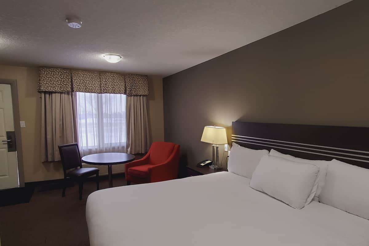 Premium bedding, down comforters, desk, laptop workspace