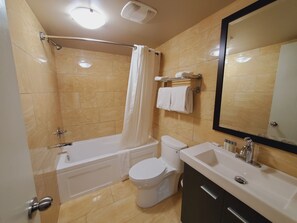 Habitación estándar, 1 cama de matrimonio grande | Baño | Ducha, secador de pelo y toallas