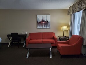 Suite, 1 kingsize-seng med sovesofa, massasjebadekar | Oppholdsområde | En 42-tommers LCD-TV med kabel-kanaler samt TV