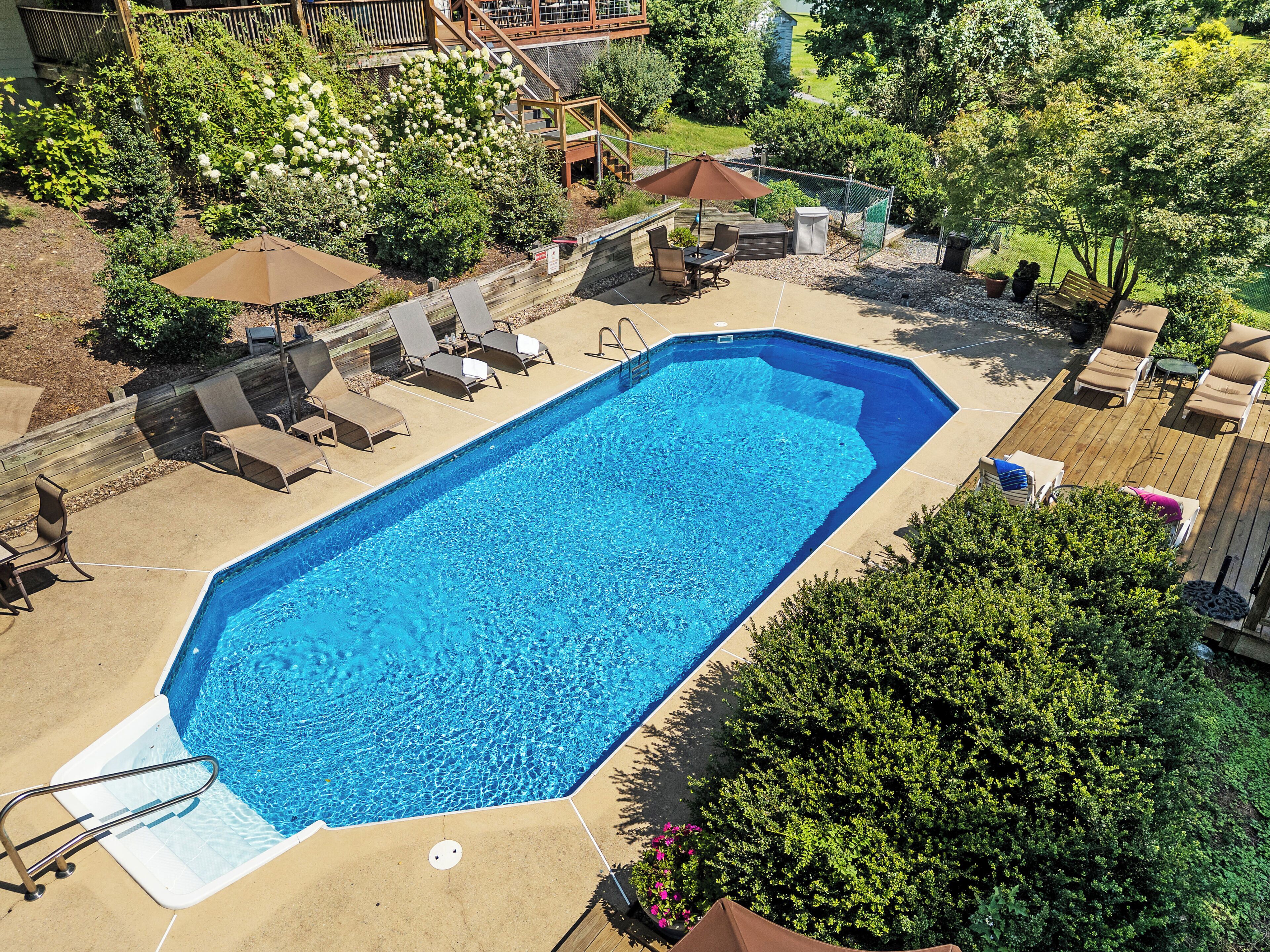 Una piscina al aire libre de temporada