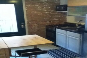 ثلاجة، ميكروويف، ماكينة لصنع القهوة/الشاي