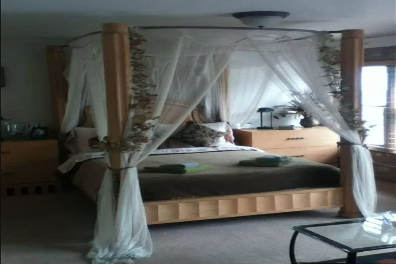 Room, Private Bathroom (Queen Room) | Iron/ironing board, free WiFi