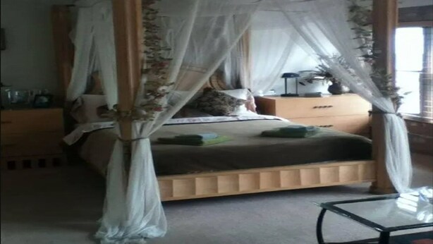 Room, Private Bathroom (Queen Room) | Iron/ironing board, WiFi (free) - 14 East B&B (Chicago)