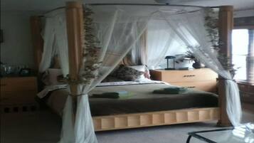 Room, Private Bathroom (Queen Room) | Iron/ironing board, free WiFi