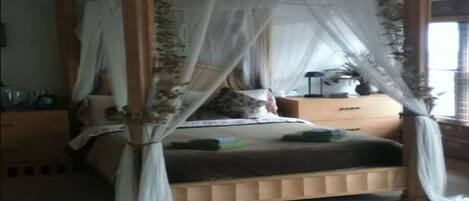 Room, Private Bathroom (Queen Room) | Iron/ironing board, free WiFi