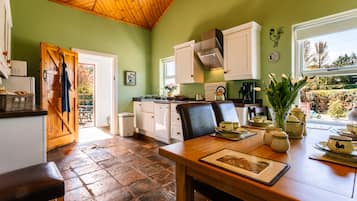 Cottage, Private Bathroom (Honeysuckle) | Private kitchen