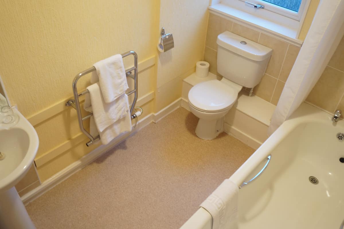 deluxe twin room, ensuite | bathroom