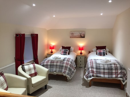 Vierbettzimmer, mit Bad. The Village Inn and Kirtle House B&B