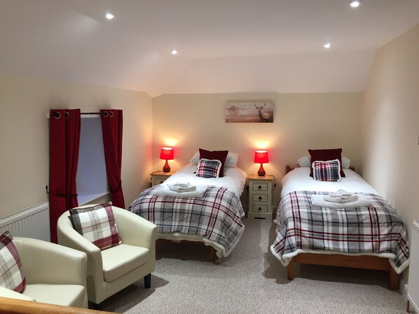 Quadruple Room, Ensuite - The Village Inn and Kirtle House B&B (Lockerbie)