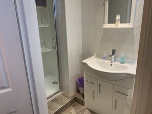Bathroom - The Village Inn and Kirtle House B&B (Lockerbie)