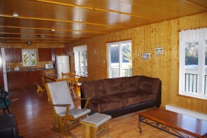 Family Chalet, 3 Bedrooms, Lakeside | Living area