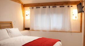 Desk, iron/ironing board, rollaway beds, bed sheets - Bull Farm Studios (Winchester)