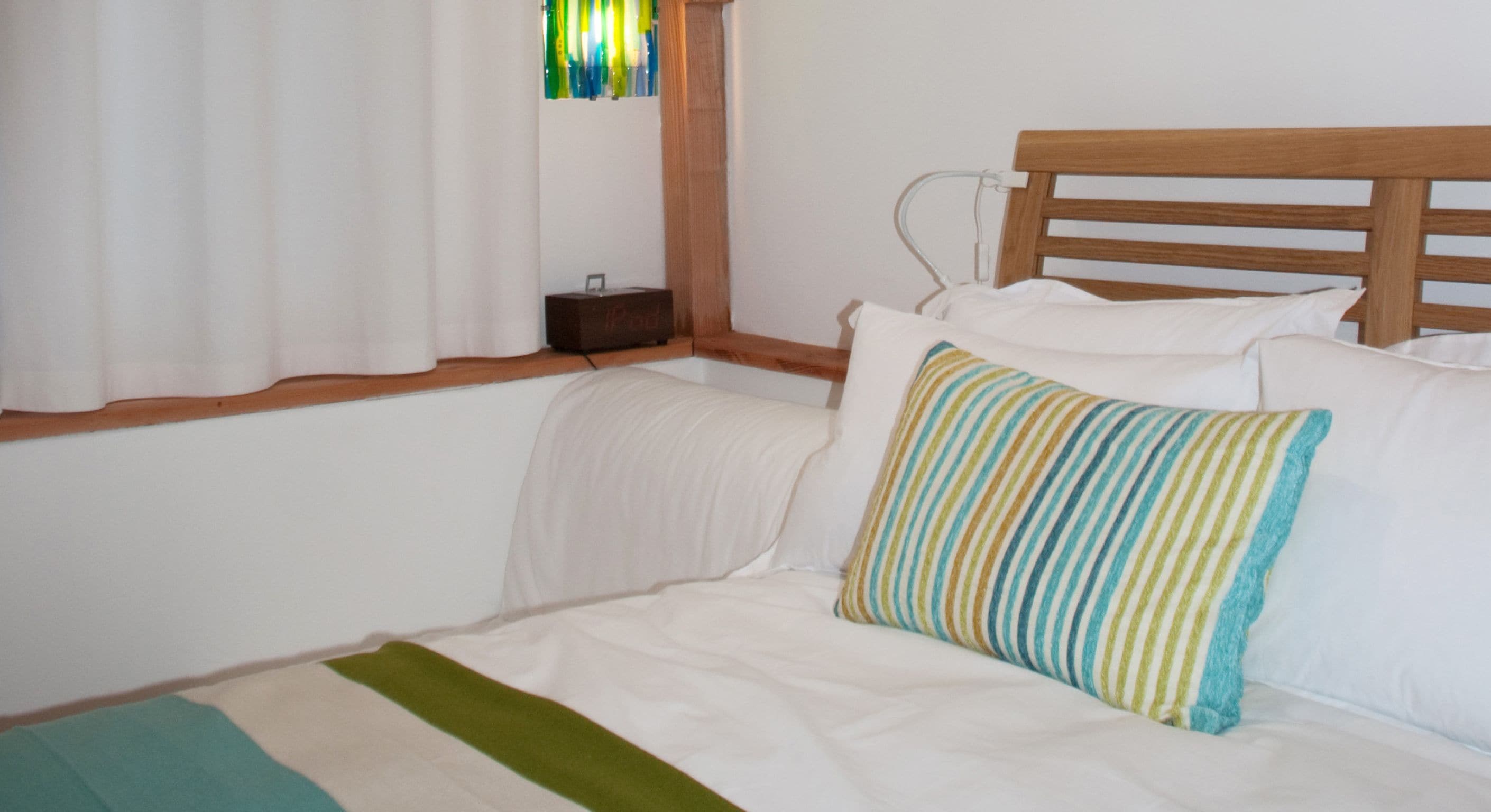 مكتب ومكواة/لوح كي وأسرّة قابلة للطي وملاءات أسرّة