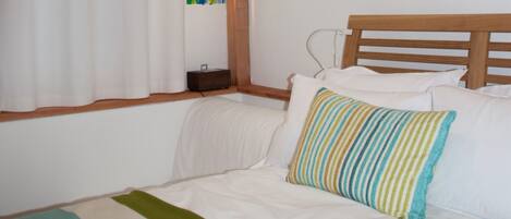 책상, 다리미/다리미판, 간이 침대, 침대 시트