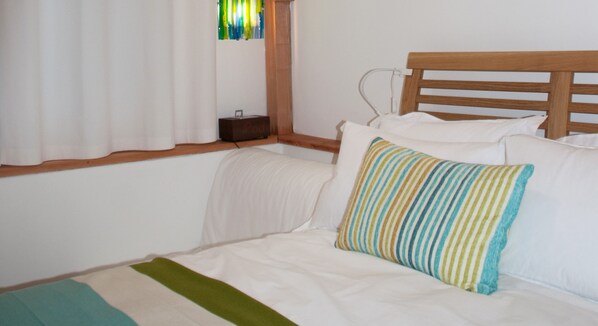 Escritorio, tabla de planchar con plancha y camas plegables/adicionales