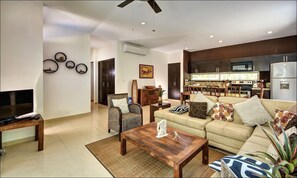 Familieleilighet, 2 soverom, tilgjengelighetstilpasset (Casa Kanyt-Ha) | Oppholdsområde | Flatskjerm-TV