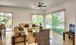 Apartamento familiar, 2 habitaciones, accesible para personas con discapacidad (Casa Kanyt-Ha) | Zona de estar | Una televisión de pantalla plana