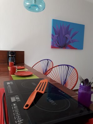 Comfort Suite, 1 King Bed, Kitchen, Pool View | Shared kitchen