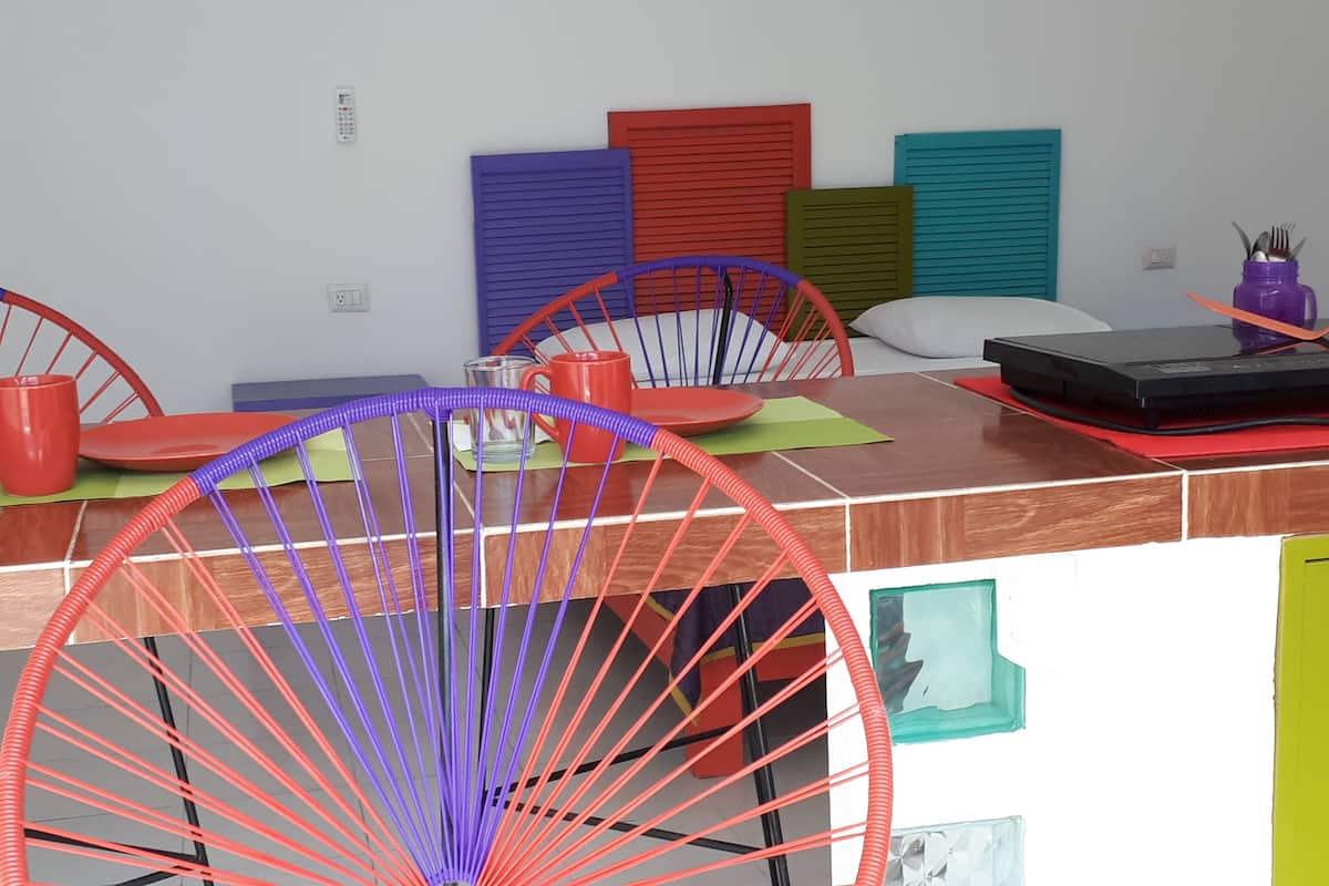 Suite Confort, 1 trĂšs grand lit, cuisine, vue piscine | Ăquipements de la chambre